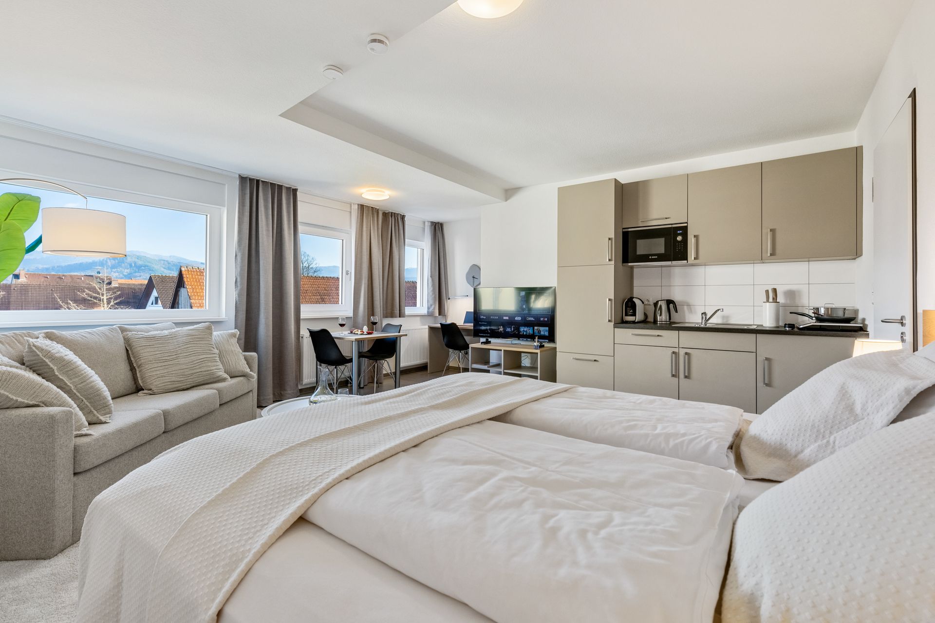 In der Mitte des Zimmers steht ein großes Bett.