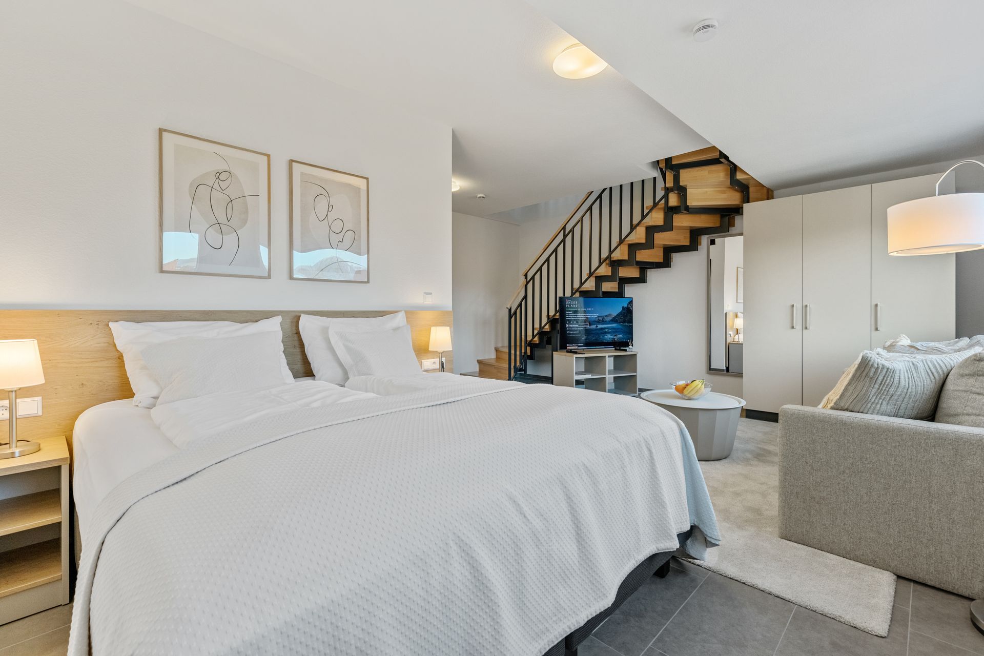 In den zweiten Stock der Ferienwohnung in Denzlingen führt eine Treppe hinauf.