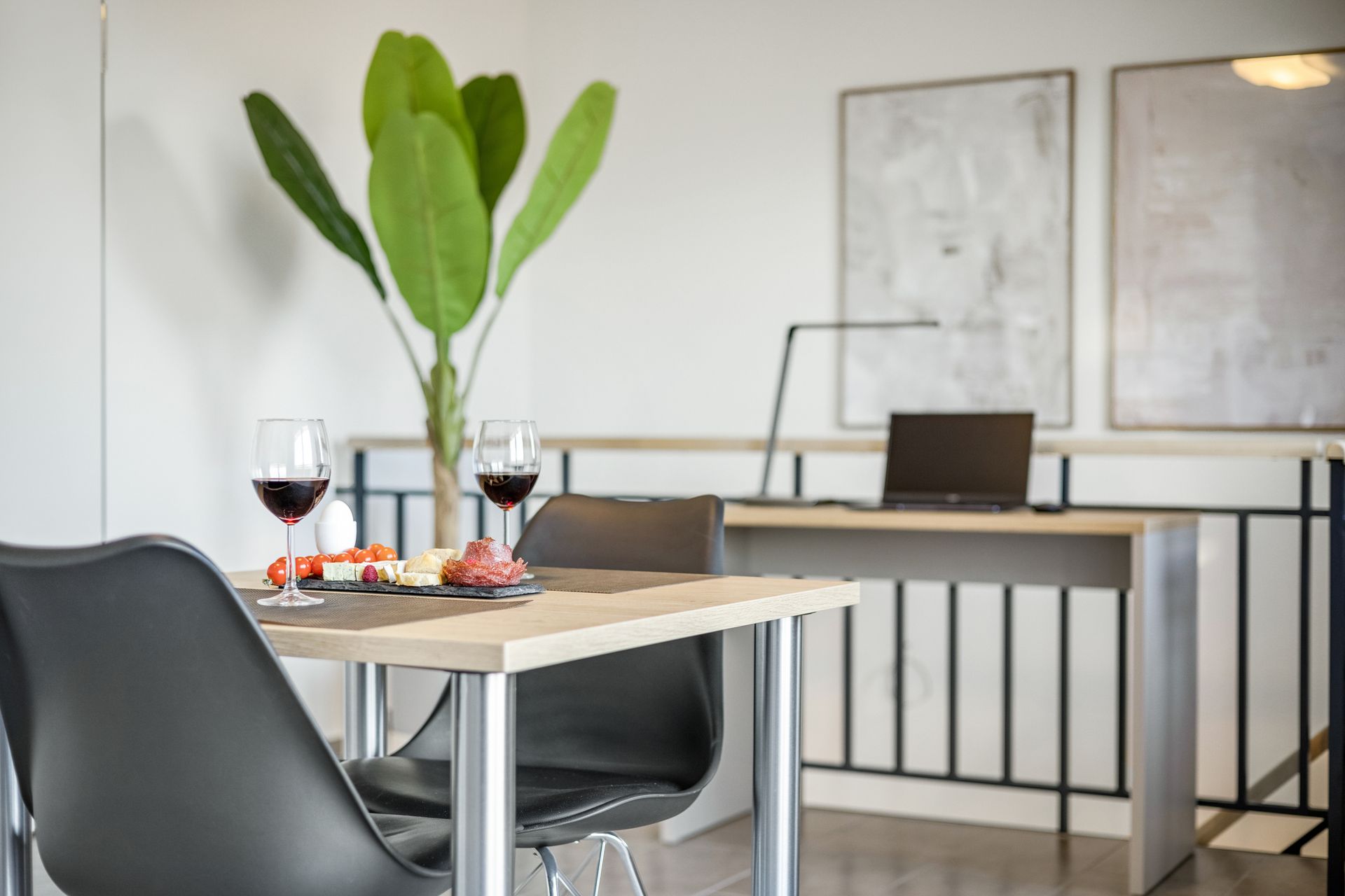 Ein Esstisch in einem Aparthotel in Denzlingen mit zwei Gläsern Wein darauf.