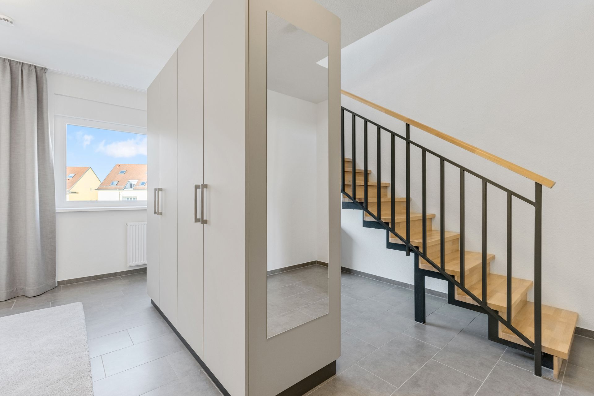 Eine Treppe führt in den zweiten Stock eines Hauses mit freistehenden Kleiderschrank in Denzlingen.