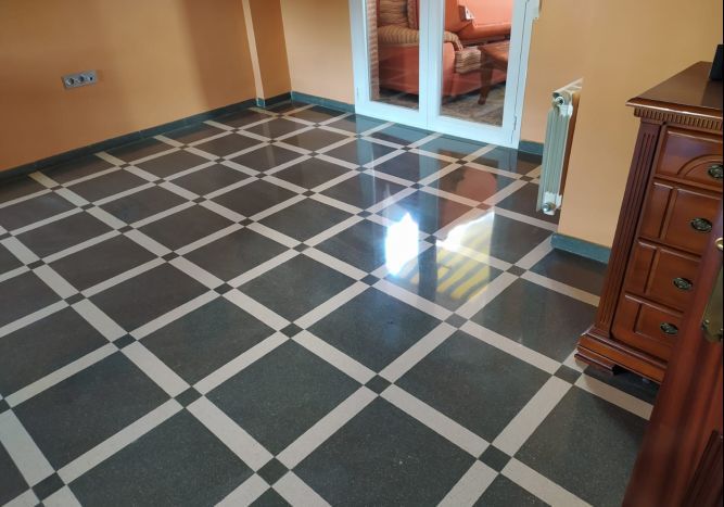 Una habitación con suelo a cuadros blancos y negros