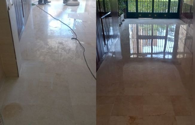 Una foto de antes y después de un piso de mármol siendo pulido.