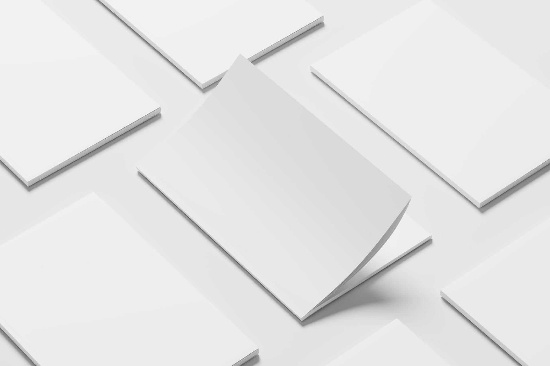 Eine Gruppe weißer Notizbücher liegt übereinander auf einer weißen Fläche
