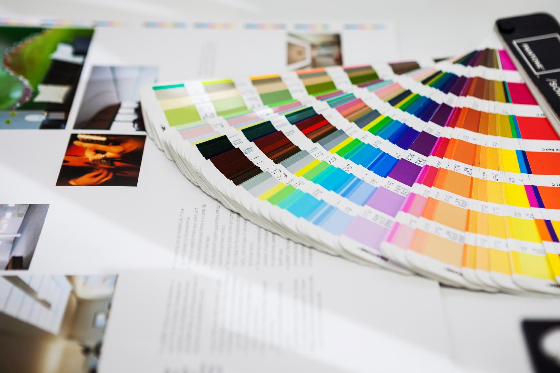 Auf einem frisch bedruckten Papier liegt eine Farbpalette