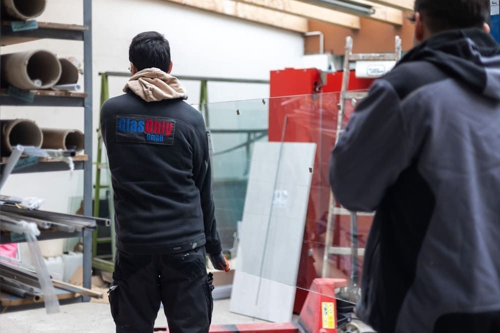 Ein Mann trägt ein schwarzes Sweatshirt mit der Aufschrift „Stern“