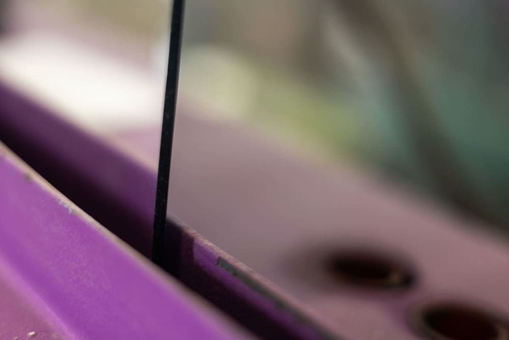 Eine Nahaufnahme eines violetten Objekts mit einem Spiegel darauf.