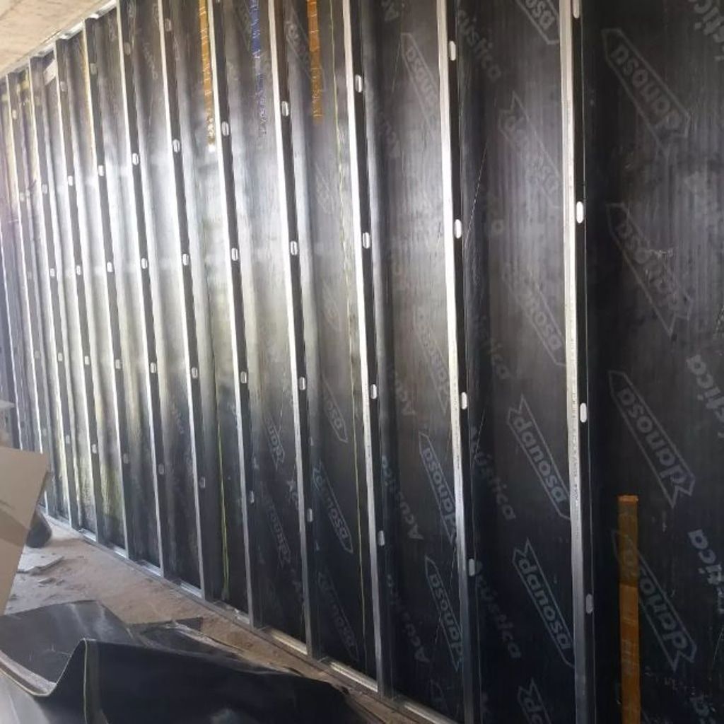 Se está construyendo un muro con muchas sábanas negras.