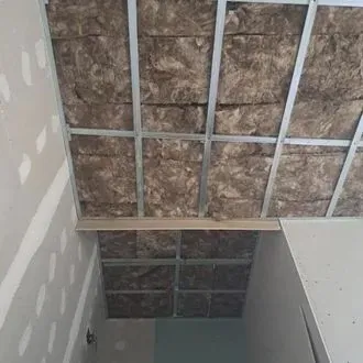 Una habitación con un techo que se está construyendo y aislando.