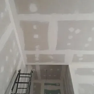 Una escalera cuelga del techo de una habitación.