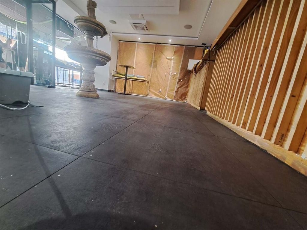 Hay una fuente en el medio de la habitación.