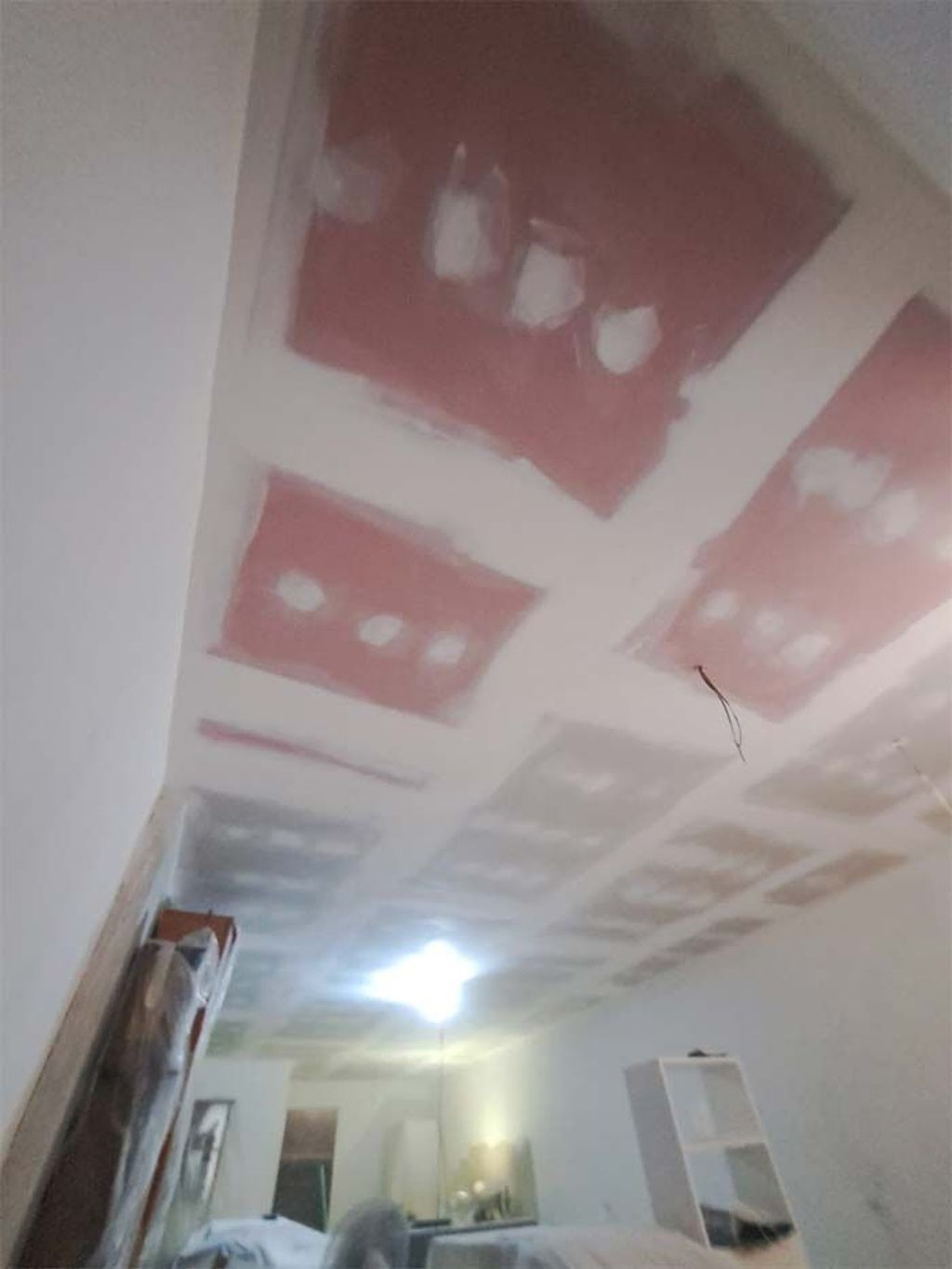 Una habitación con un techo que está siendo remodelado.