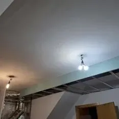 Hay dos luces colgando del techo de una habitación.