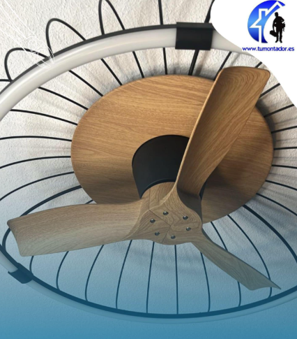 Una imagen de un ventilador de techo con un hombre de pie al fondo.