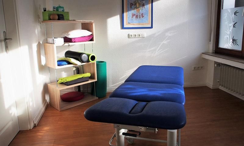 Ein blauer Tisch in einem Raum mit einem Bild an der Wand, auf dem