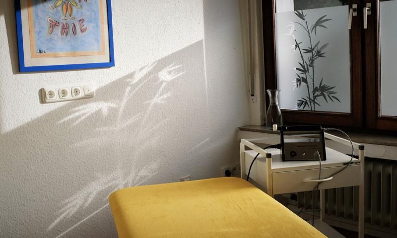 Ein Raum mit einem Tisch und einem Bild an der Wand, auf dem steht: Phil