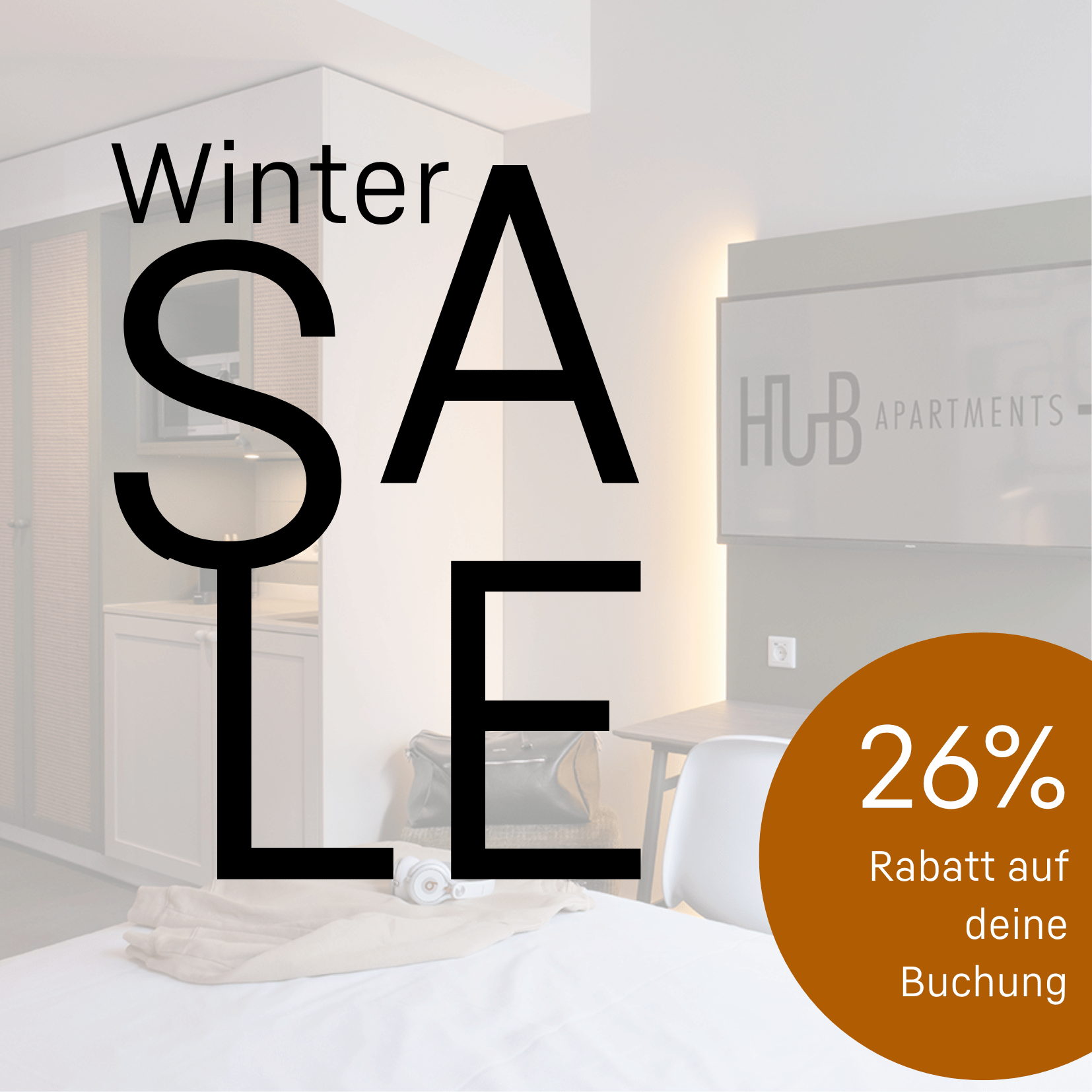 Ein Bett mit einer Decke und Kopfhörern darauf.