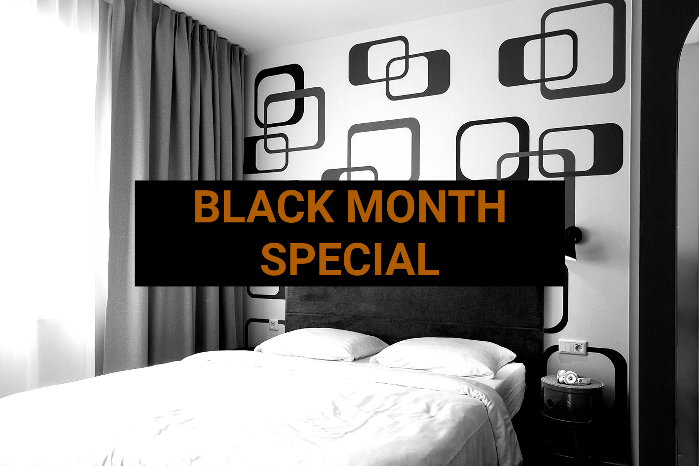 Ein Schlafzimmer mit einem Bett und einer Wand mit Quadraten darauf