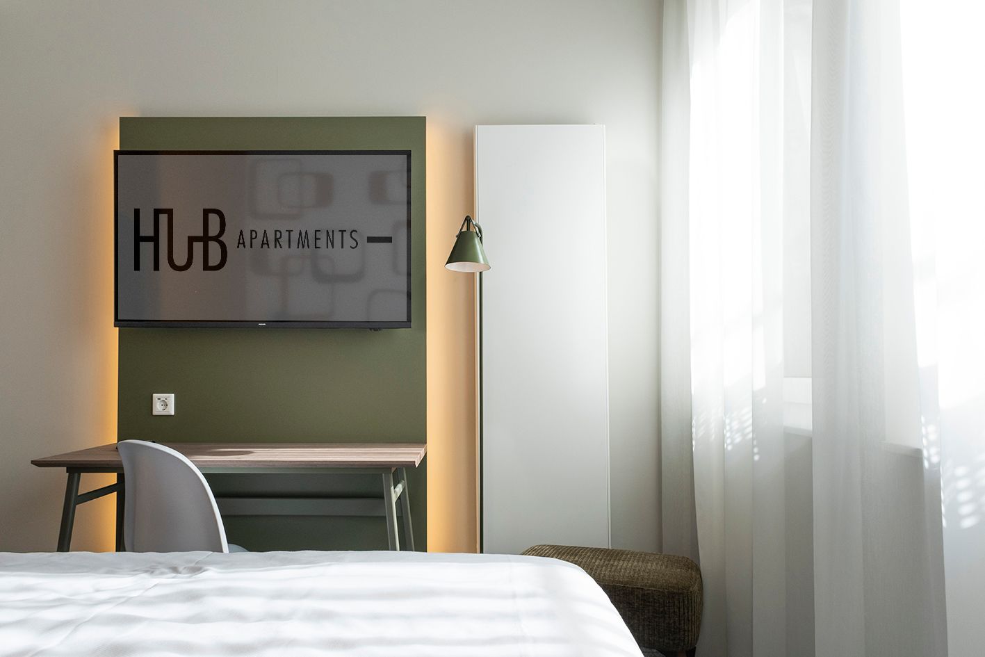 Ein Schlafzimmer mit einem Fernseher und einem Schreibtisch mit dem Wort Hub darauf