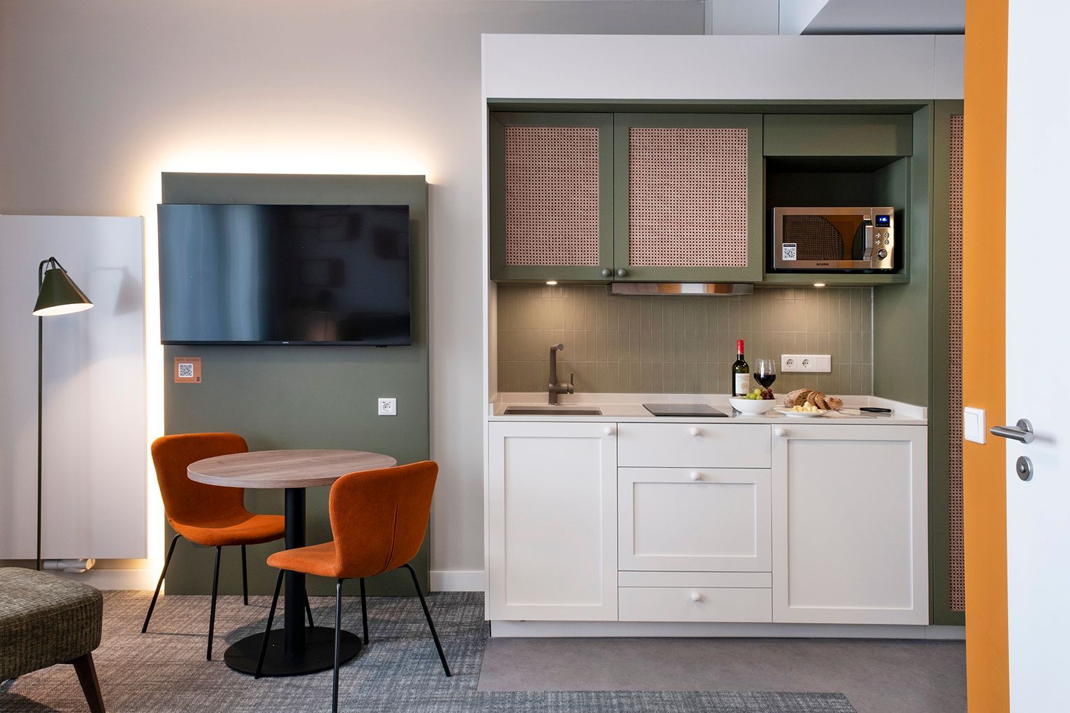 Ein Schlafzimmer mit Bett, Lampe und Schreibtisch