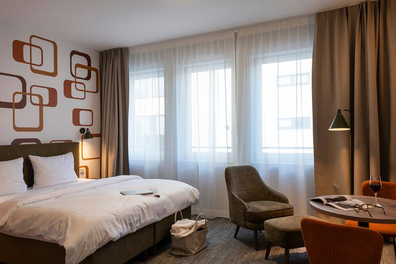 Ein Schlafzimmer mit einem Bett und einer Wand mit Quadraten darauf