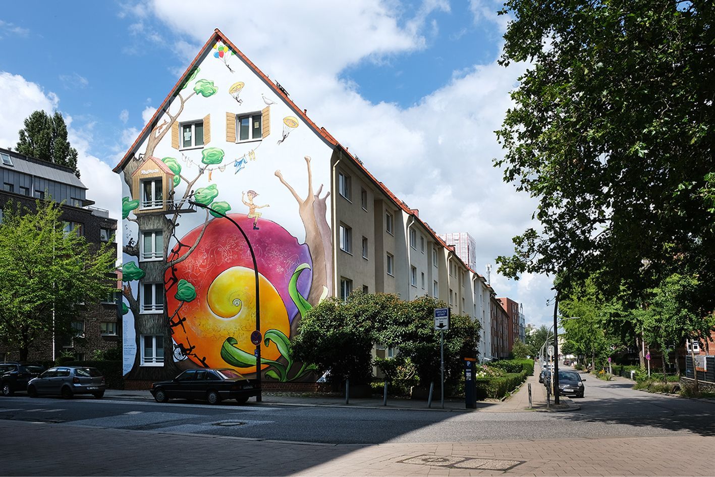 Ein Gebäude mit einem großen Wandgemälde an der Seite