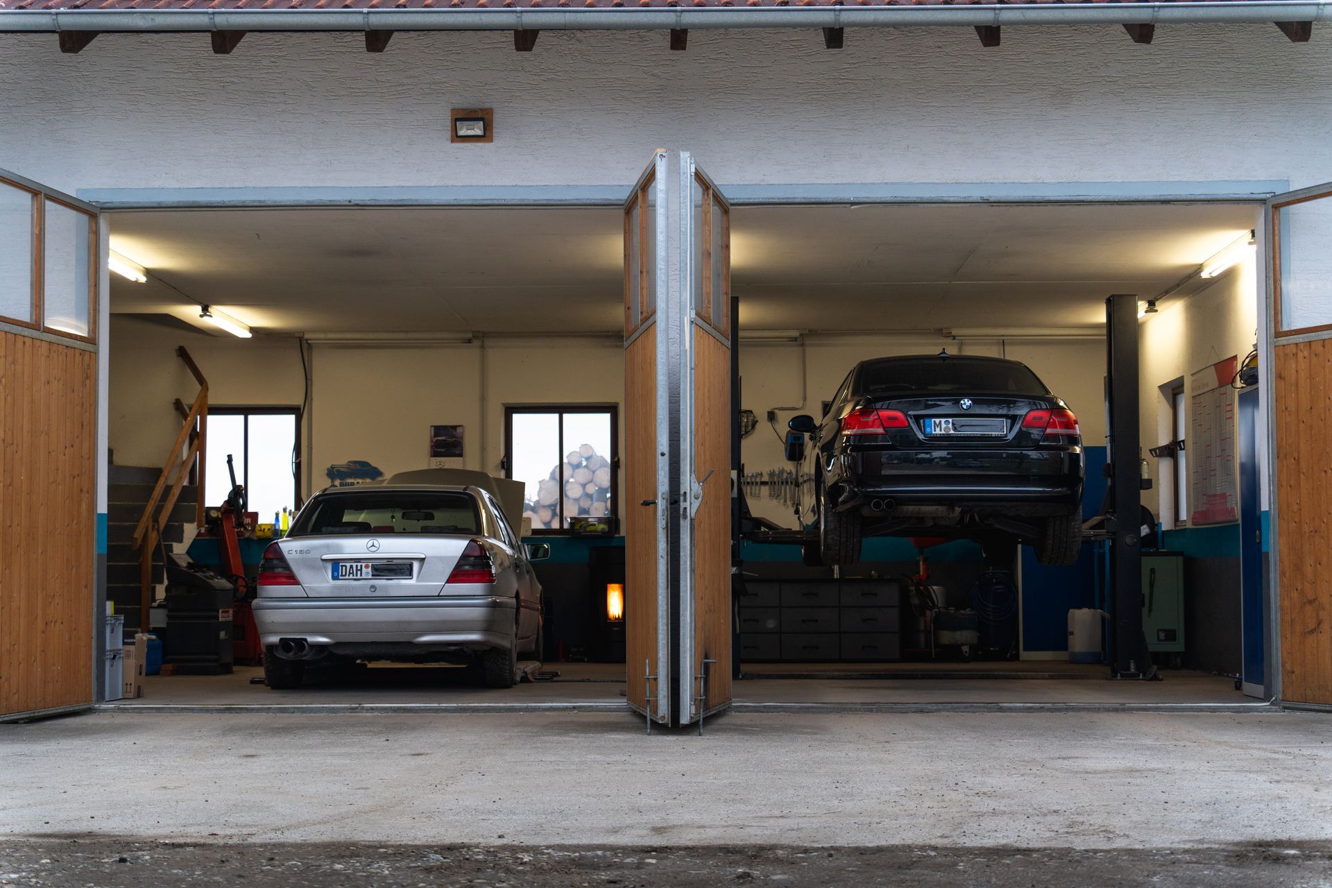 Ein Mann arbeitet mit einem Schraubenschlüssel am Motor eines Autos.