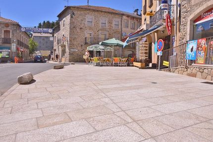 Sol en granit jaune devant des magasins
