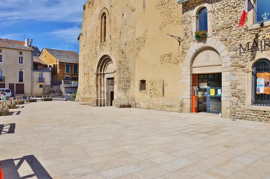 Dallage d'une place publique en granit jaune du Portugal