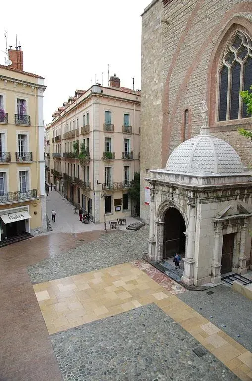 Dalles de calcaire devant une cathédrale