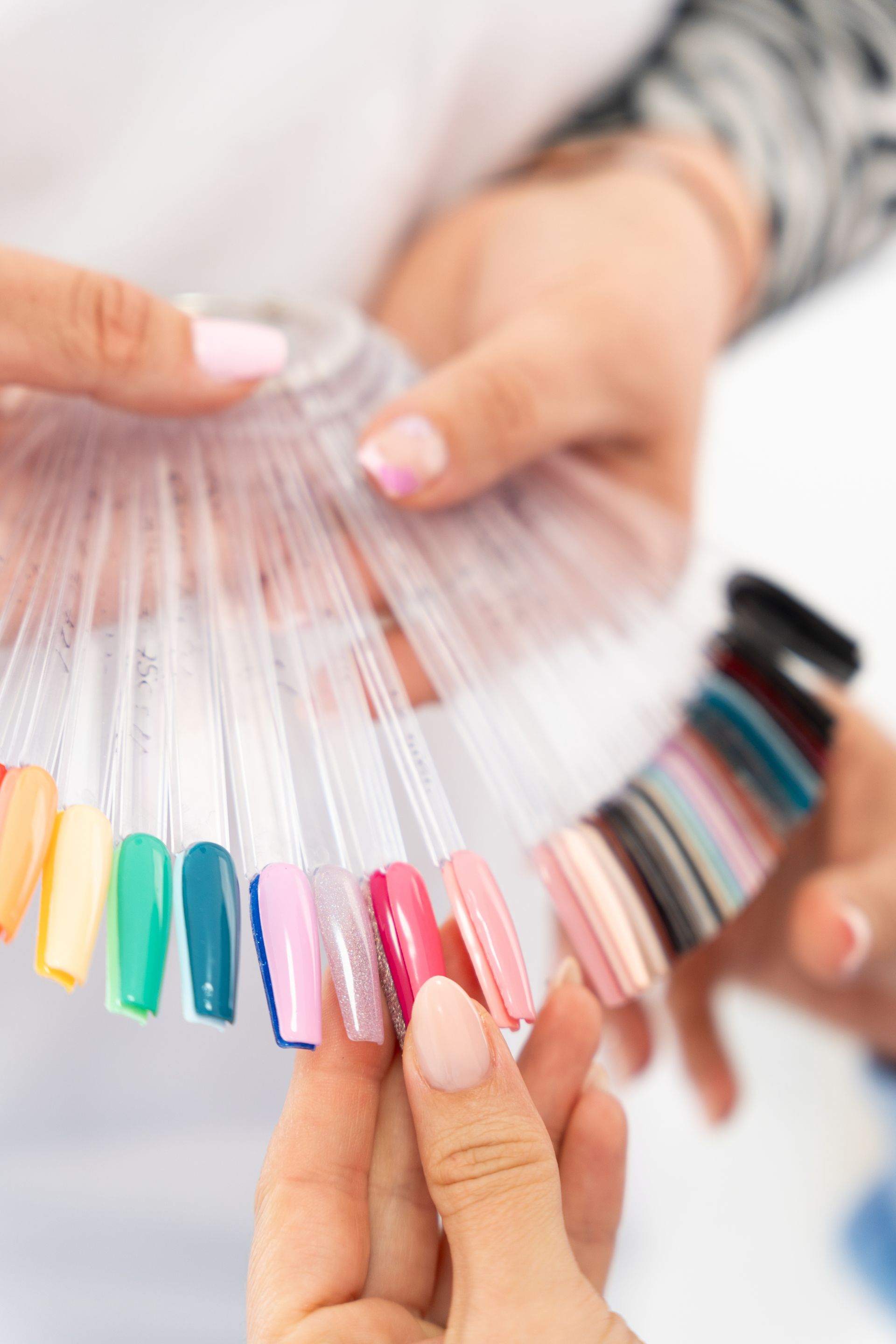 Femme assise avec les jambes nues et croisées