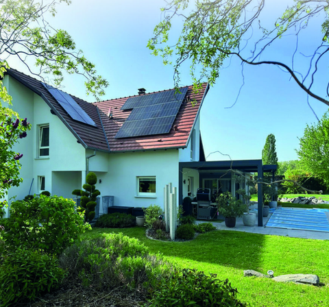 Maison individuelle avec des panneaux solaires sur la toiture.