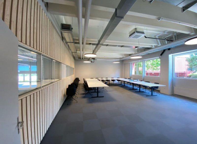 Leeres Büro mit Möbeln