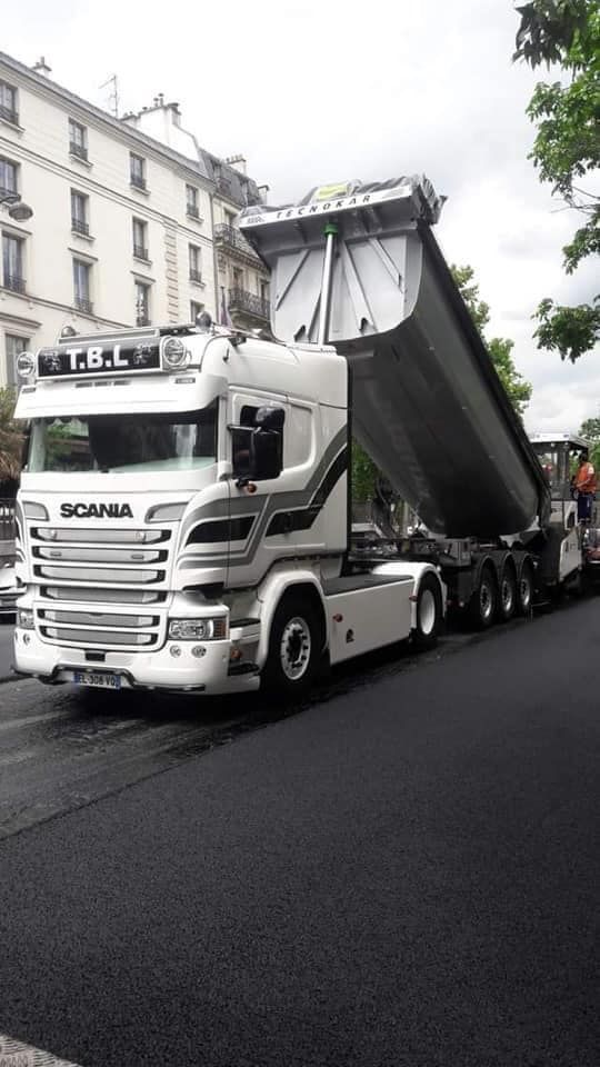Camion-benne en ville