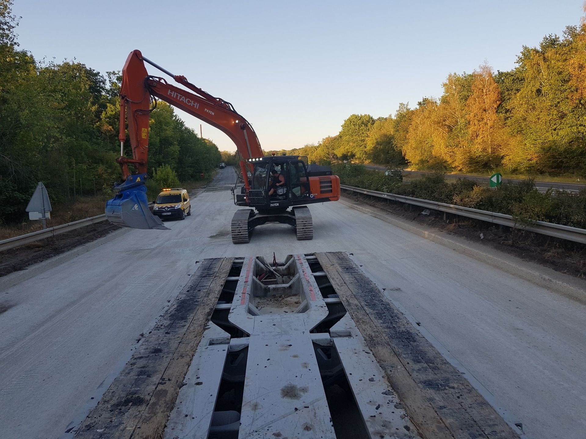 Pelleteuse rouge sur une autoroute