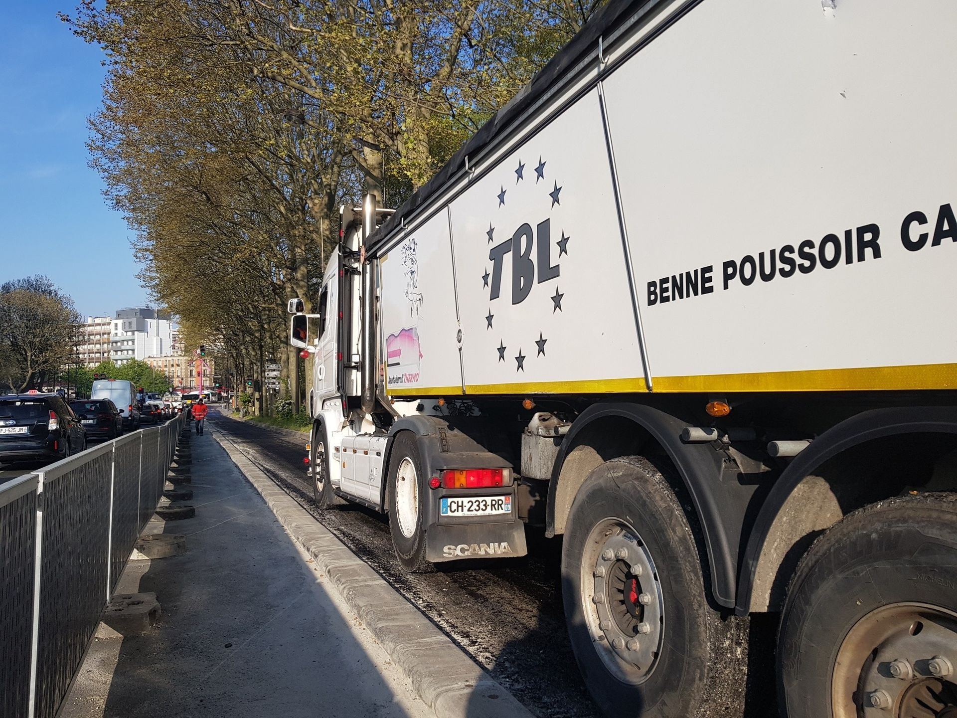 Camion-benne poussoir séparé par une barrière de protection