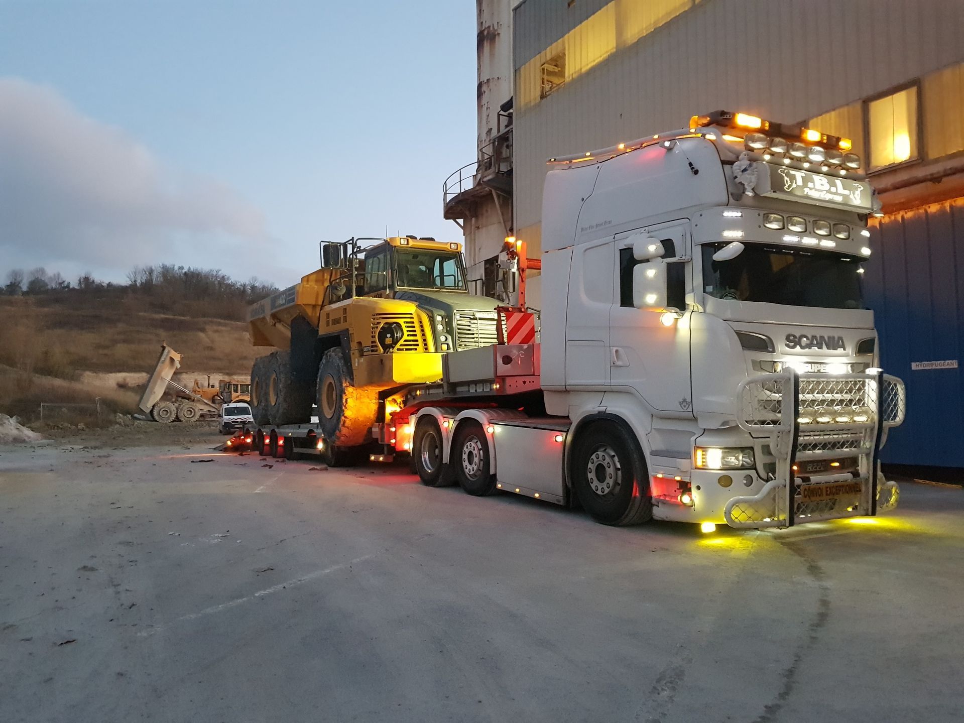 Poids lourd transportant un gros véhicule de chantier