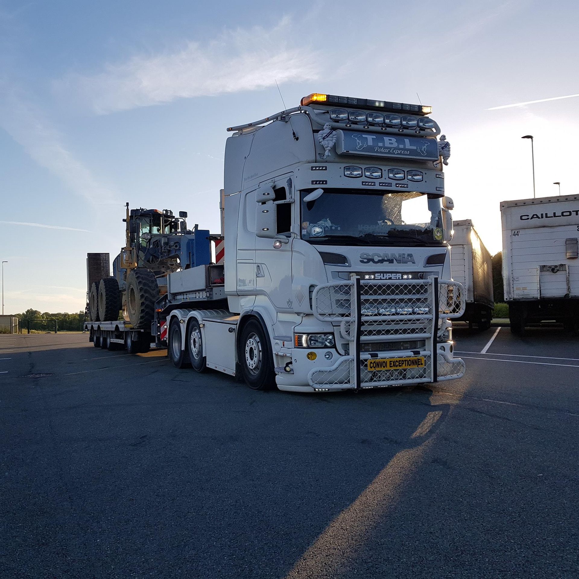 Camion blanc transportant un tracteur