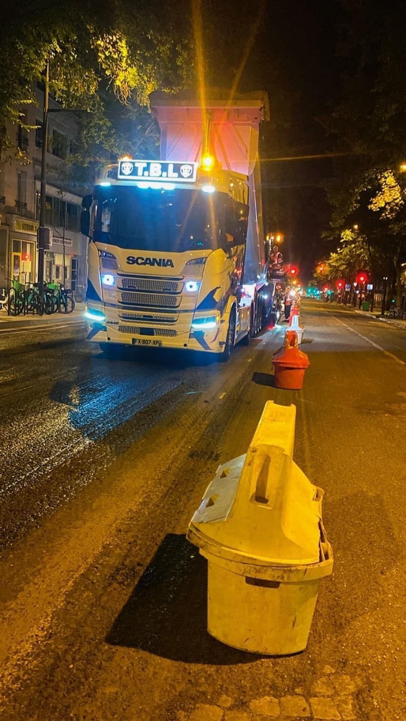 Poids lourd Scania en ville, de nuit