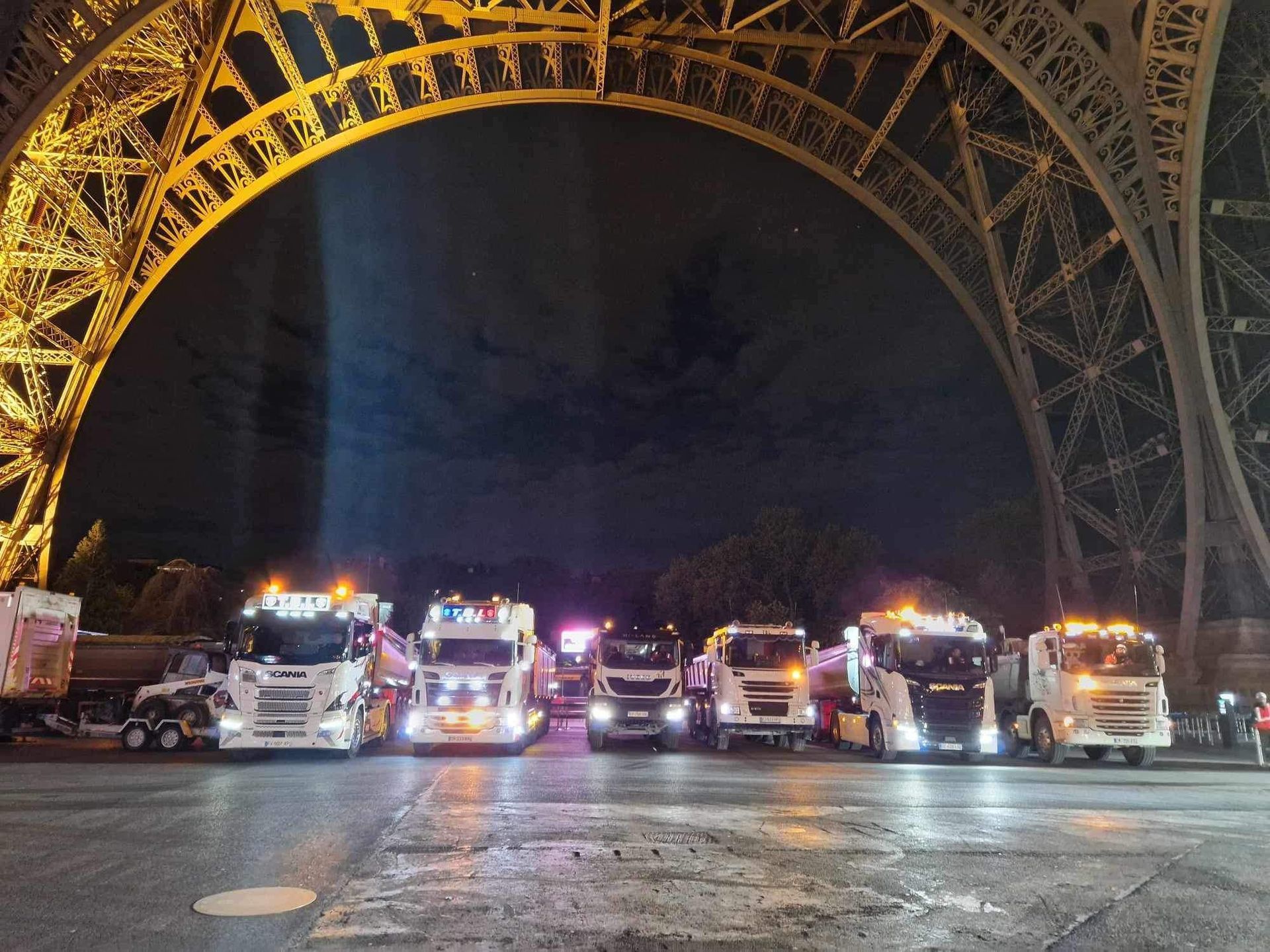 Alignement de poids lourds sous la tour Eiffel