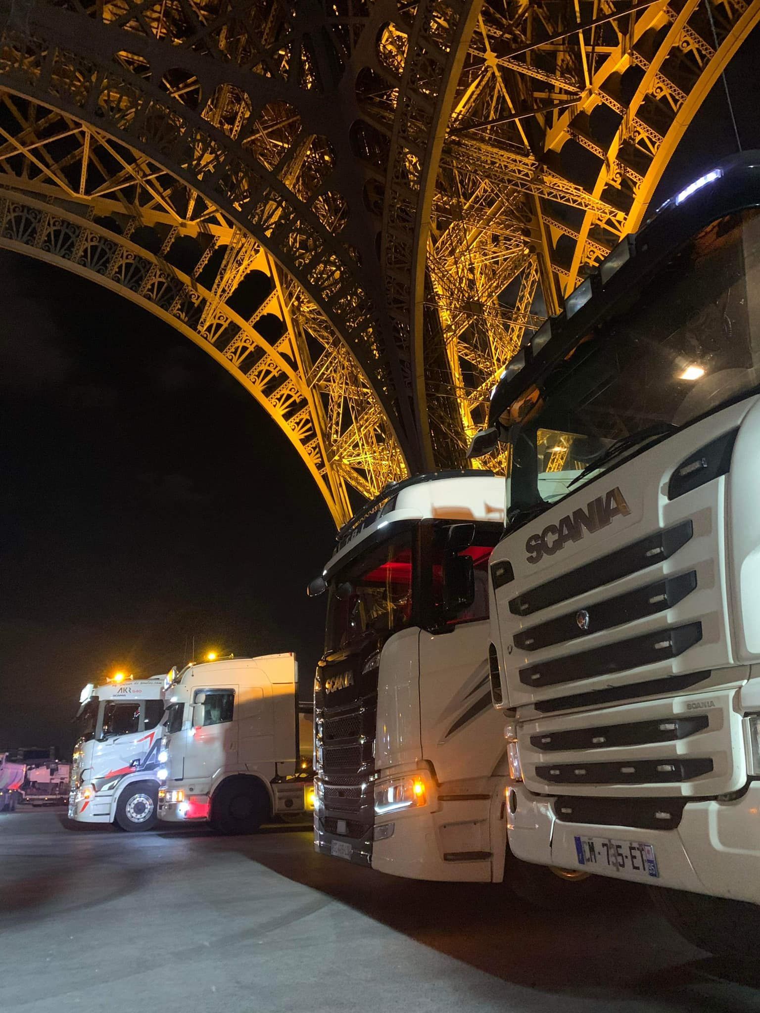 Plusieurs poids lourds sous la tour Eiffel
