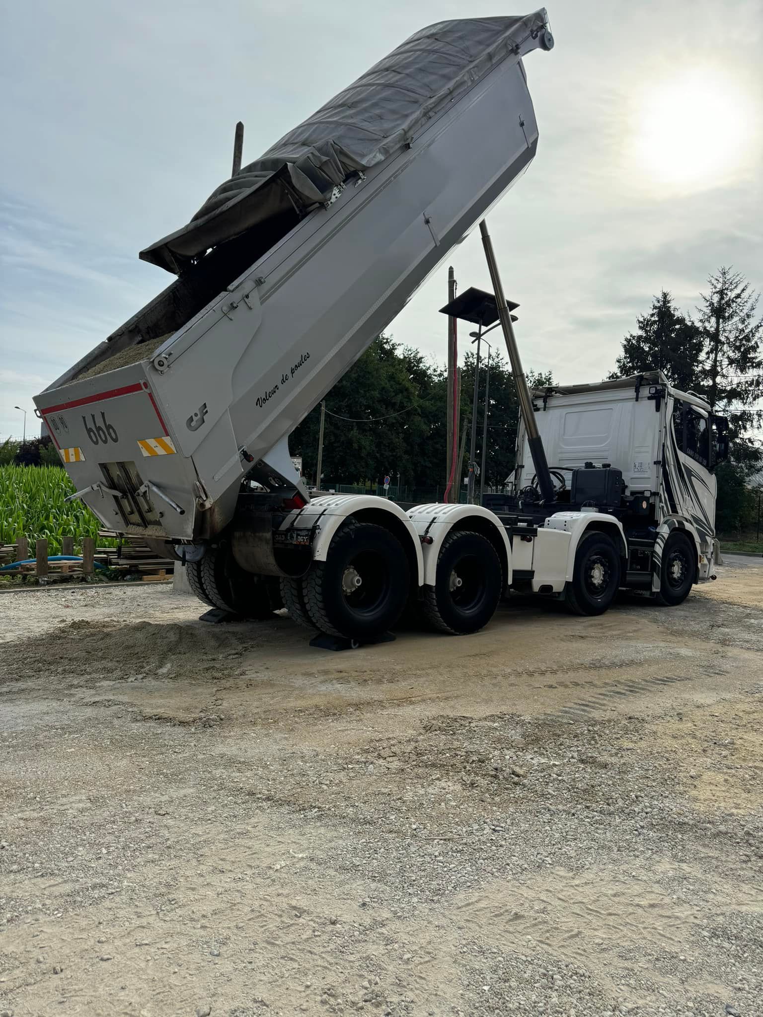 Camion relevant sa benne à 45 degré