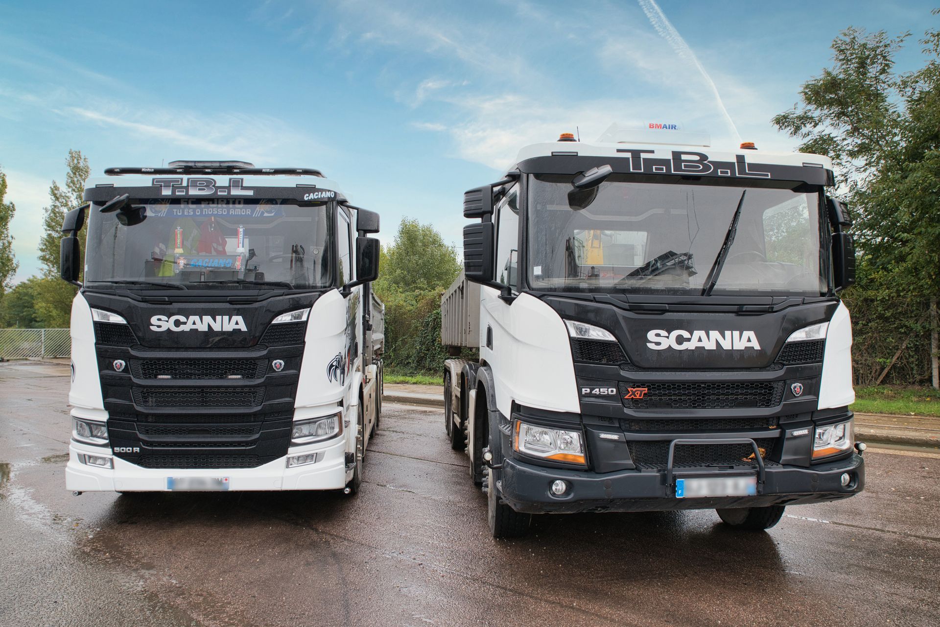 Devant de deux poids lourds de la marque Scania