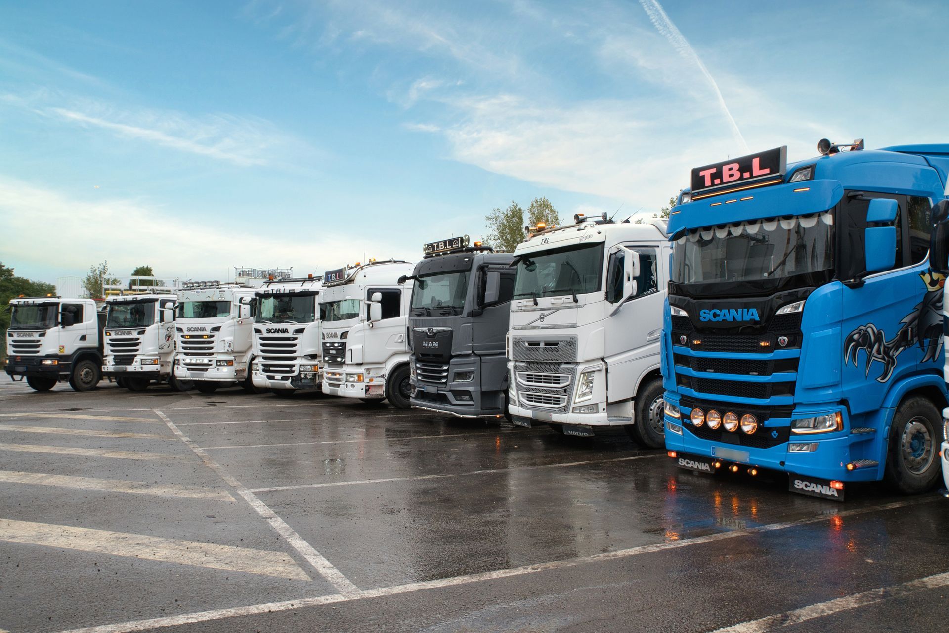 Flotte de véhicules poids lourd sur un parking