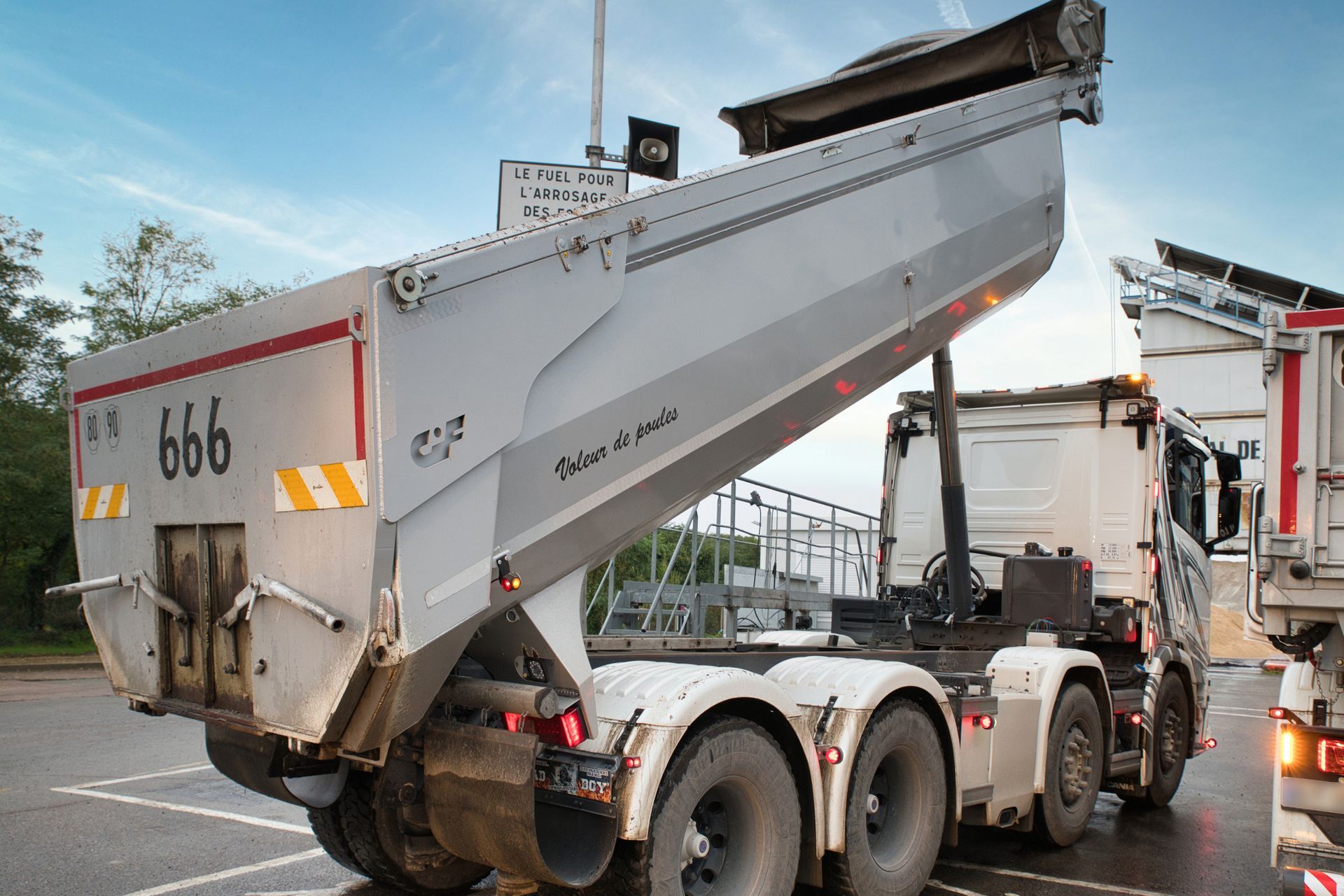 Camion avec benne relevée