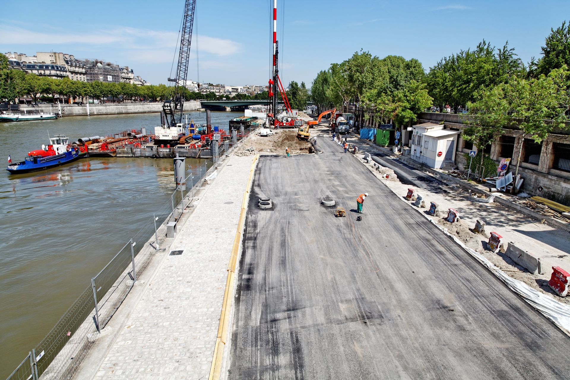 Vue du dessus d'un chantier voie sur berge à Paris