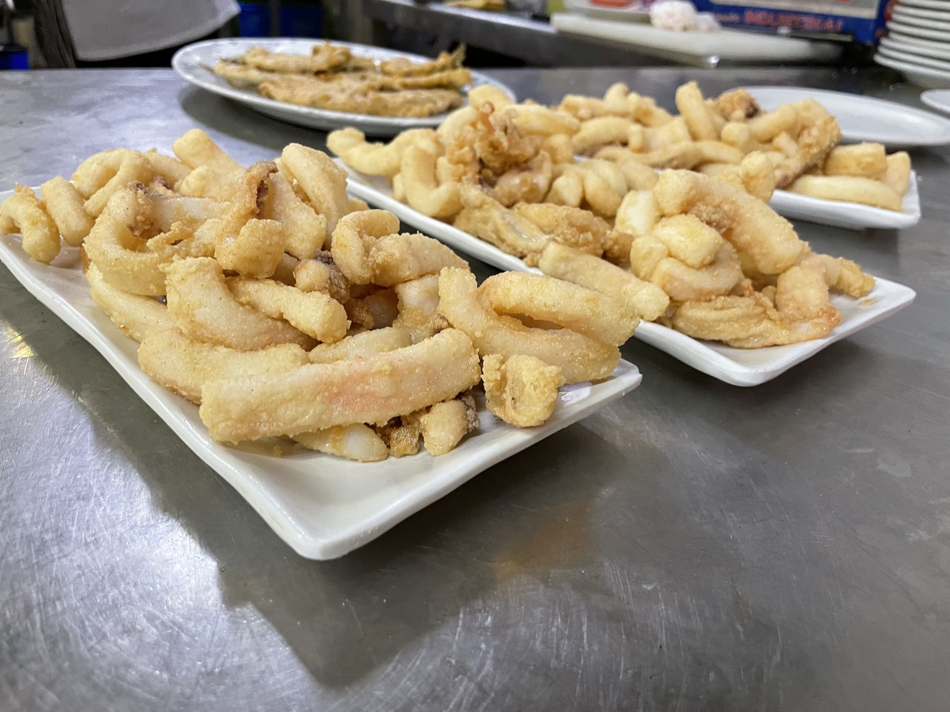Paella de gambas en un plato blanco en un restaurante.
