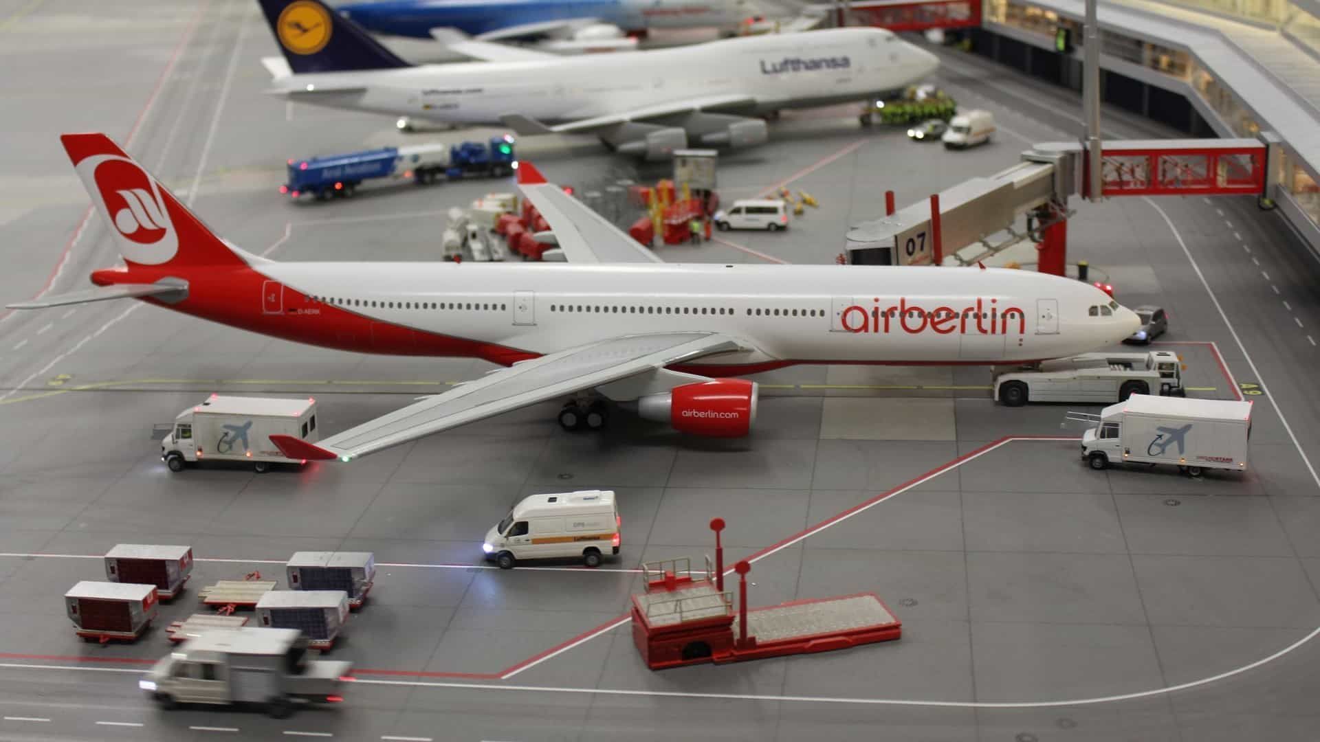 Modellierte Flughafenszene mit einem Flugzeug der Air Berlin, weiteren Flugzeugen, Fahrzeugen und Terminal.