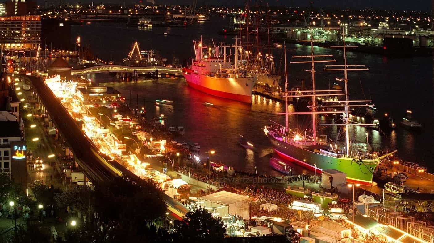 Nachtfest im Hamburger Hafen mit beleuchteten Schiffen und Menschenmengen.