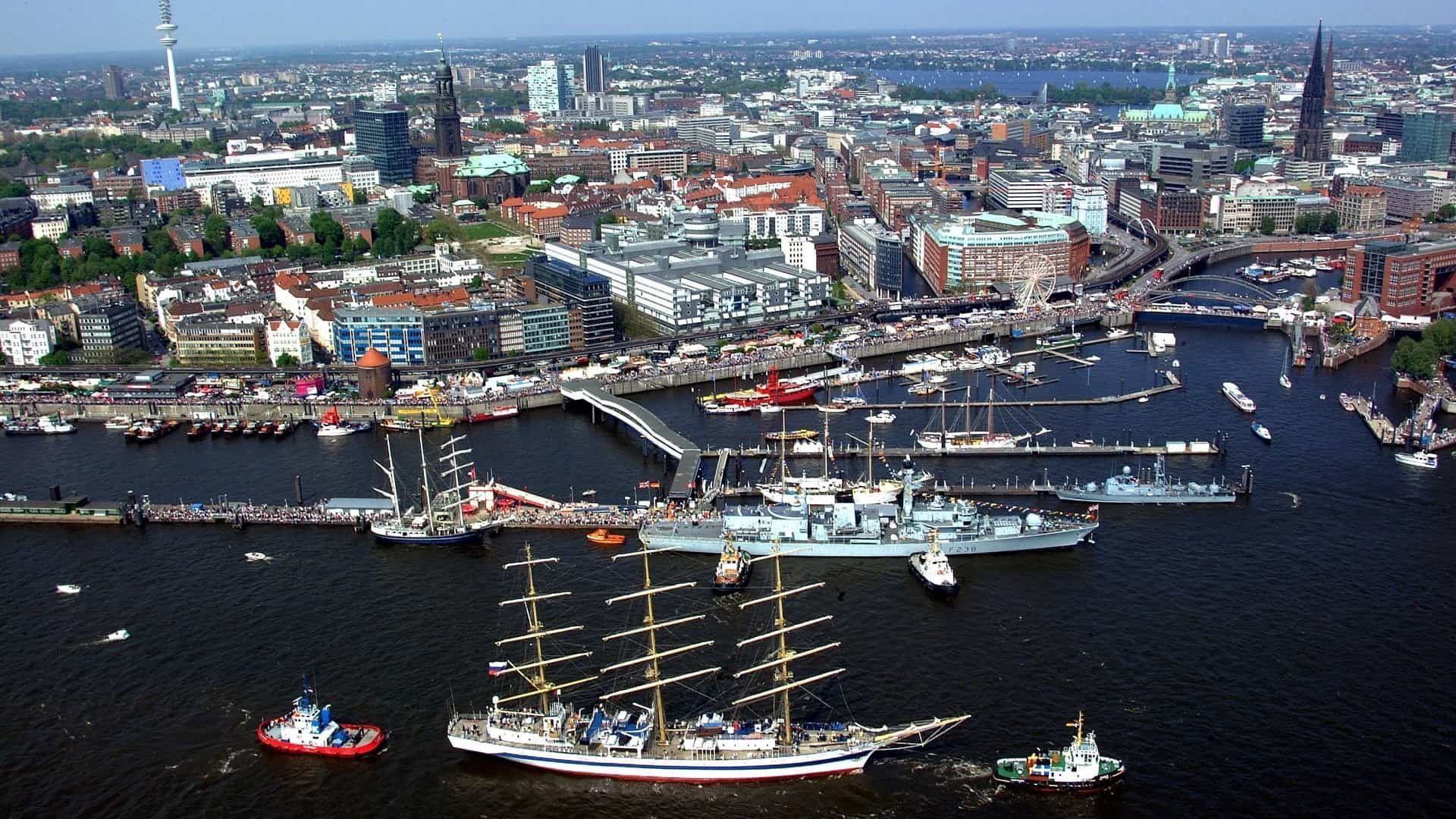 Luftaufnahme des Hamburger Hafens mit Booten und Stadtbild.