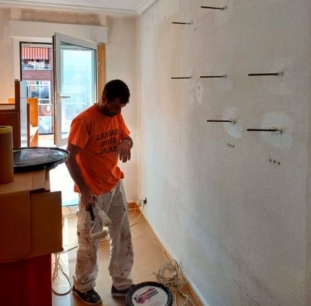 Un hombre que lleva una camiseta naranja que dice 